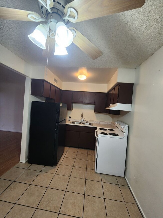 Building Photo - 595 N Royal Crest Cir