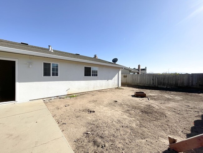 Building Photo - Spacious 3 Bedroom 2 Bath Home In North Sa...