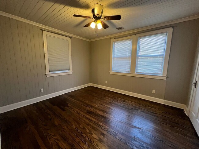 Building Photo - Southern Charm