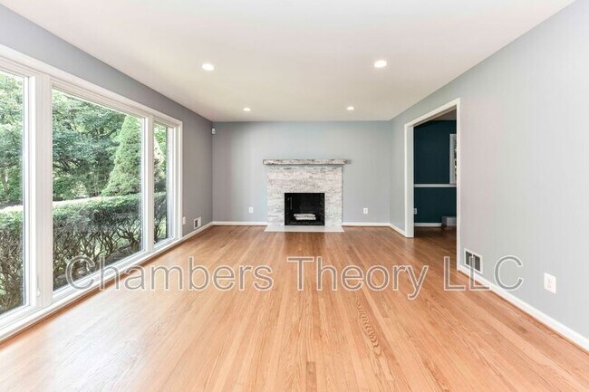 Building Photo - 9205 Hamilton Dr
