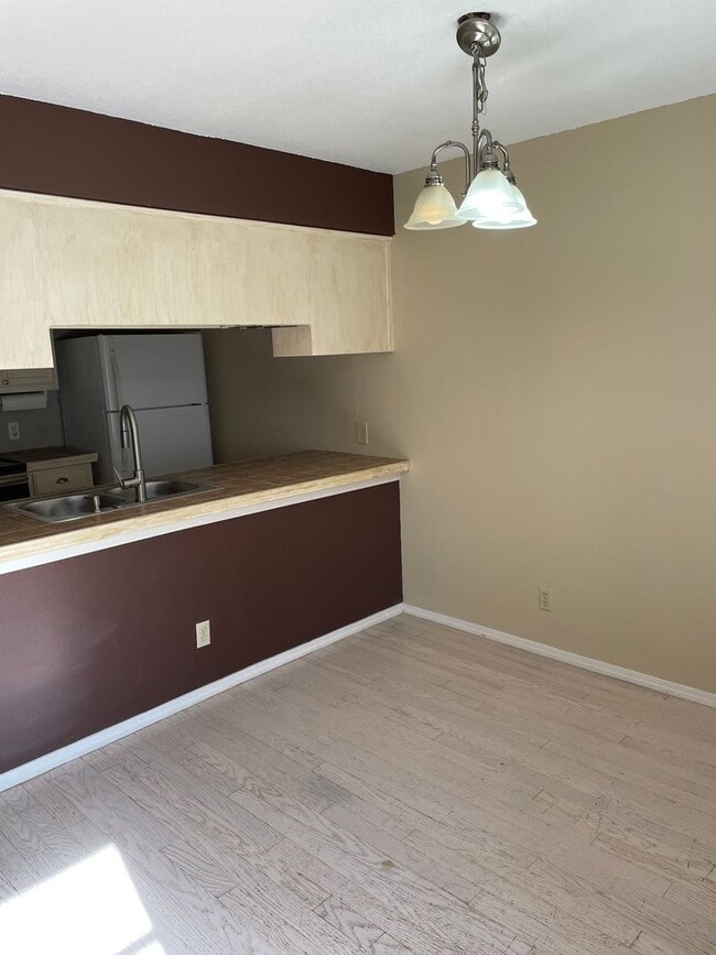 Building Photo - Darling 1 Bed, 1.5 Bath Townhouse with sma...