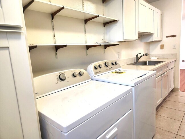 Building Photo - Chateau Newtown Townhome - Ground Floor Unit