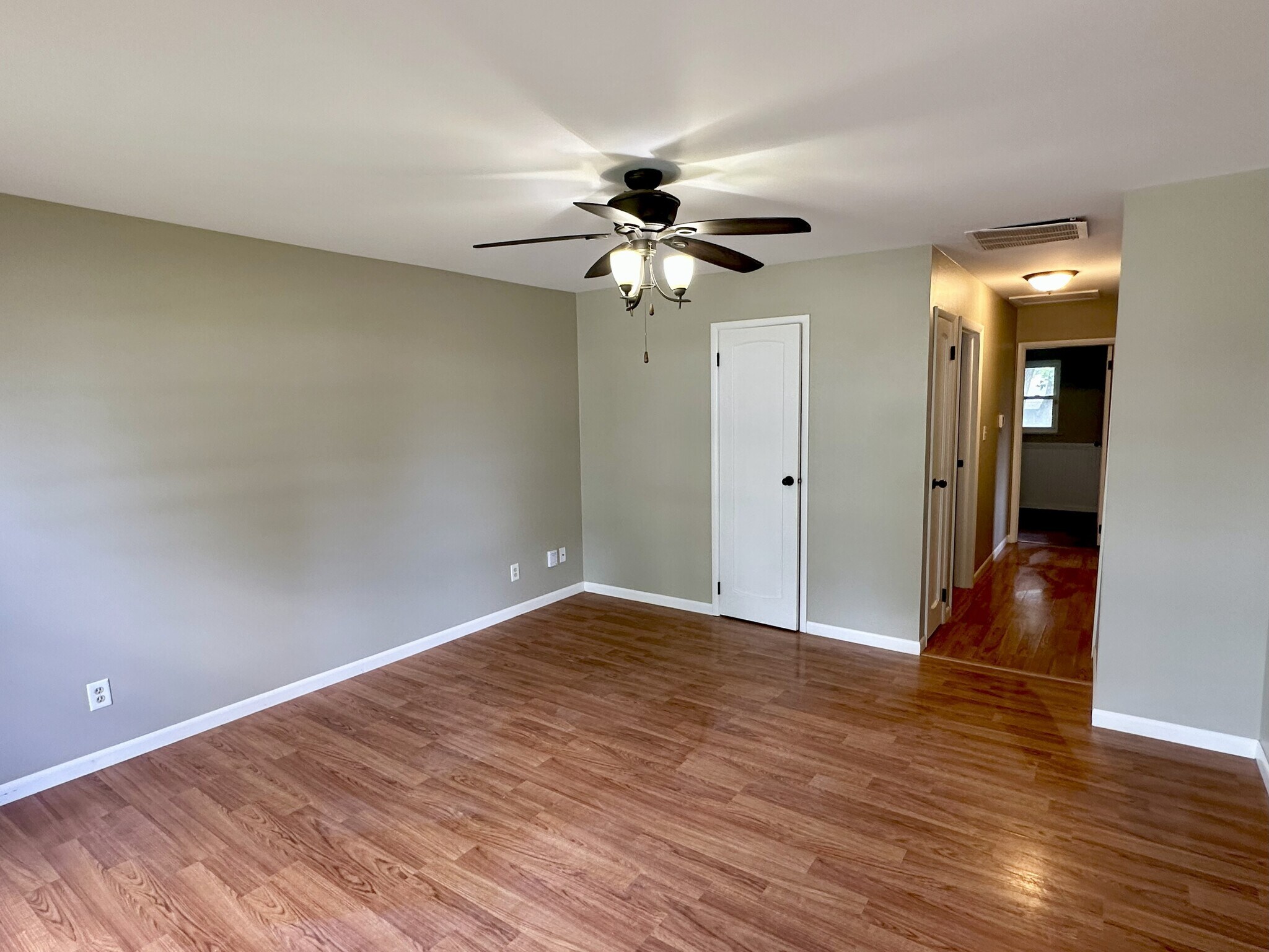 Building Photo - 227 Creekwood Dr
