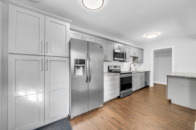 Building Photo - Astounding 4 Bedroom House for Rent!