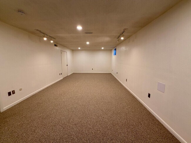 Building Photo - Lovely 5-bedroom, 2¾-bath home located in ...