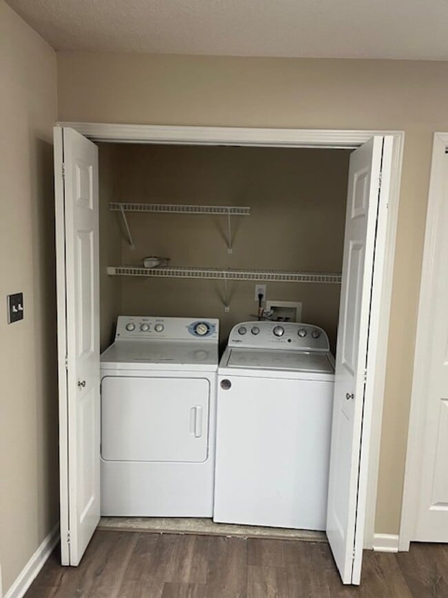 Building Photo - 2 bedroom, 1.5 bath Townhouse: Oaklawn Park!