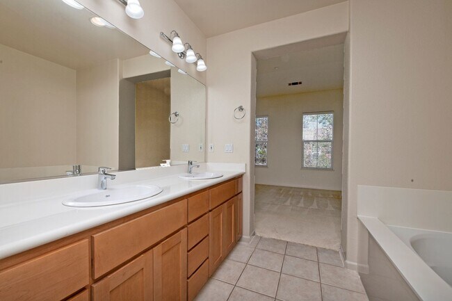 Building Photo - Spacious Tri-Level Home - Great Downtown S...
