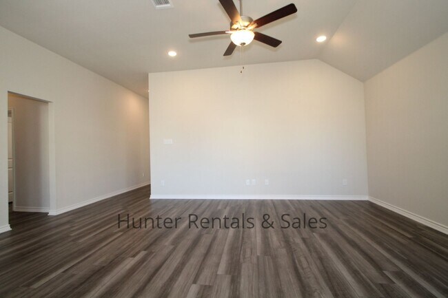 Building Photo - Temple North Gate Beauty!  Rent Reduced! Won't last long!