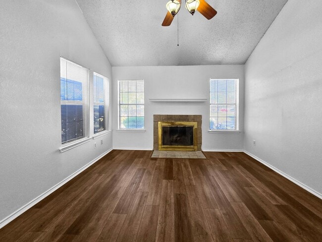 Building Photo - 3BR SFR w/ Garage & Fenced Yard in Fort Worth