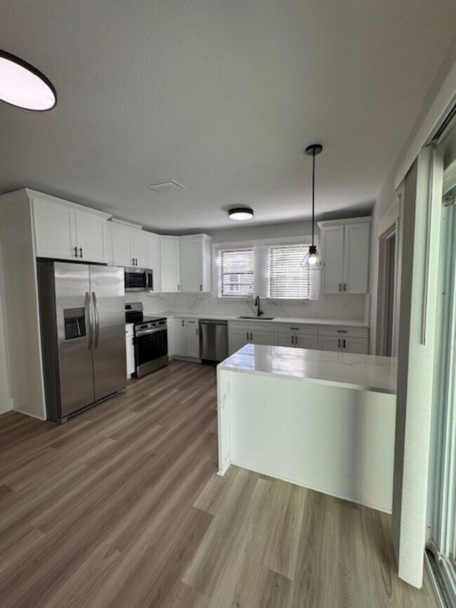 Building Photo - Beautiful 2/2 Bungalow in River Heights!