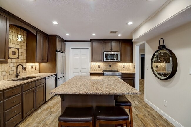 Building Photo - 3227 Poe Dr