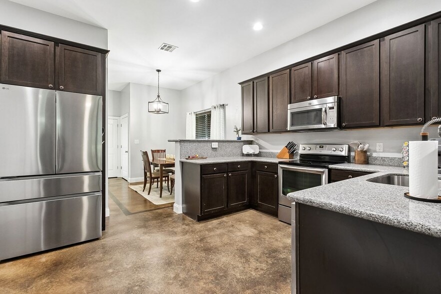 Building Photo - 1605 Labarre St