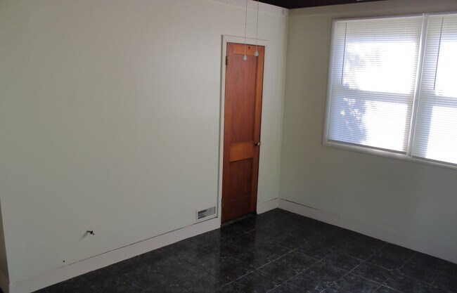 Building Photo - 4 bedroom/1 Bath Single Home!