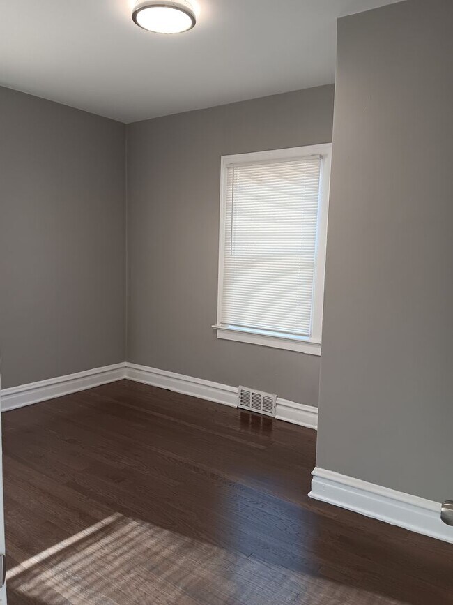 Building Photo - Spacious 2 Bedroom Home