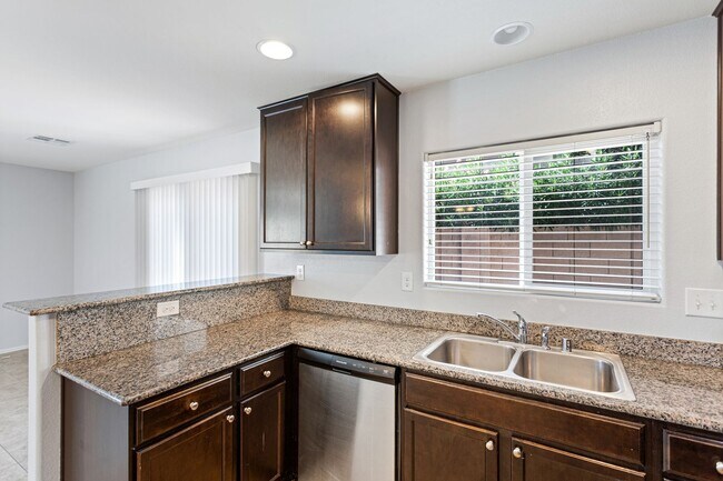 Building Photo - 3 Bath Southwest Cul de Sac Home