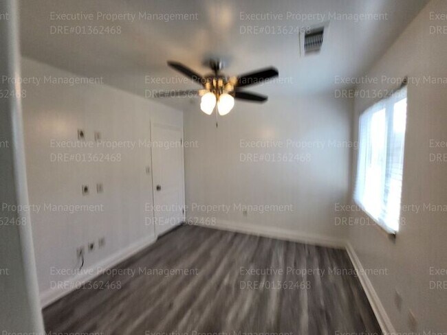 Building Photo - 4 bedroom/ 2 bathroom located in the South...