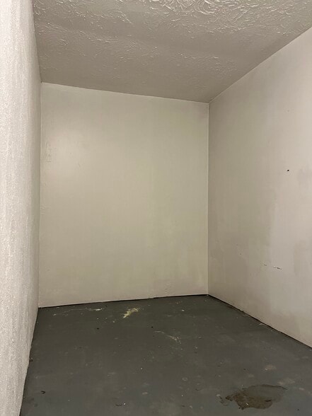 Storage room - 4417 Poinsettia Ave SE