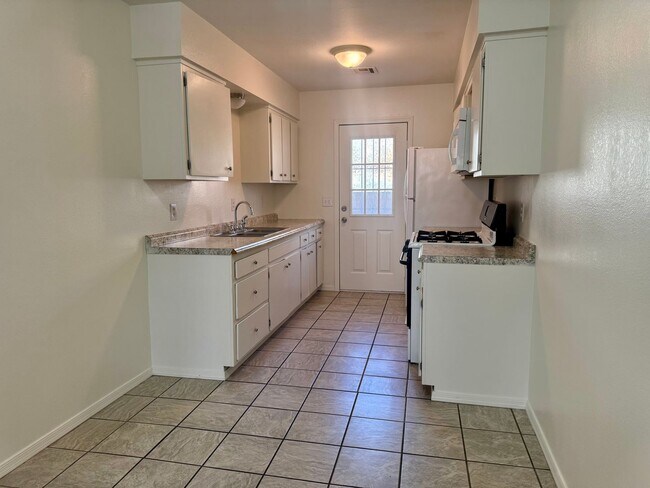 Building Photo - 2 Bedroom, 1 Bath Apartment in Bullhead City – Some Utilities Included!