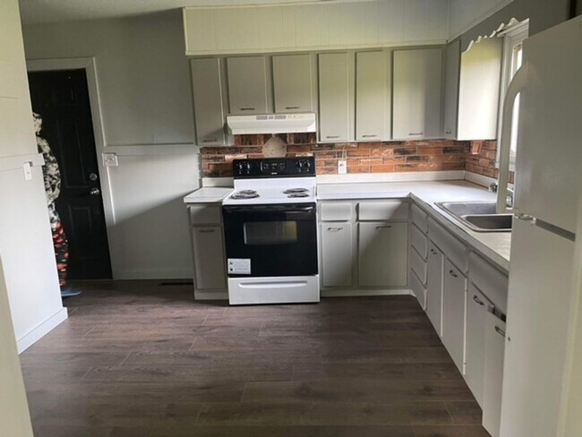 Building Photo - COZY 3 BED, 1 BATH HOUSE WITH FENCED IN BACKYARD LOCATED IN VINE GROVE