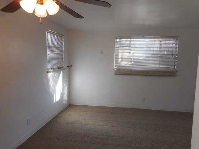 Building Photo - Cozy 2 Bed, 1 Bath just one block off Broadway