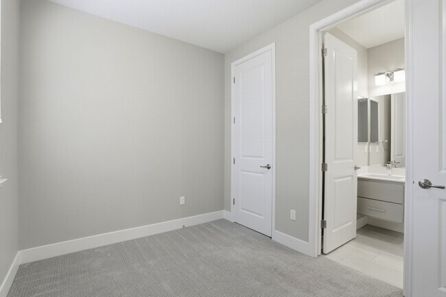 Building Photo - 621 Cinnamon Cir