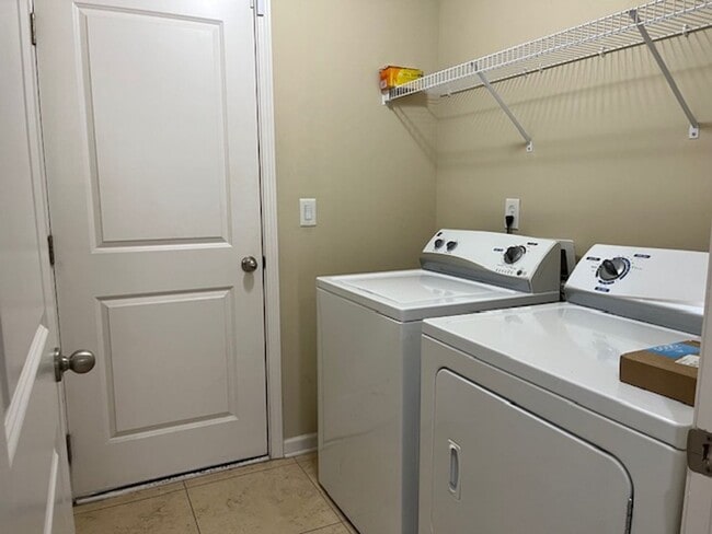 Building Photo - Well Appointed 4/3  Dreamfinders Home