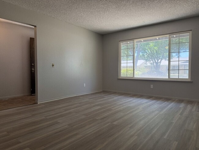 Building Photo - 3 bedroom/2 bathroom home AVAILABLE NOW!!!!