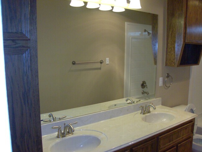 Building Photo - Available 7/13/26 Charming 2 Bed / 2 Bath Duplex Near Bunny