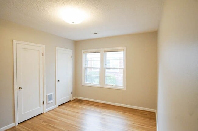 Building Photo - Charming 1-bedroom Courtyard Apartment in Ideal Location!