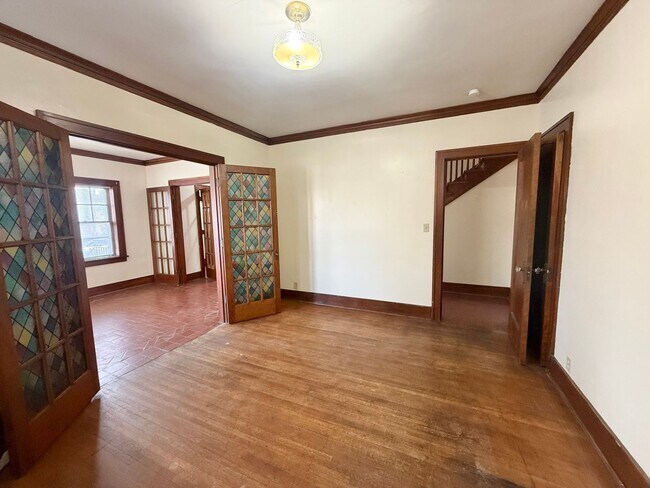 Building Photo - Massive 4 Bedroom, 2 Bath Brick Home