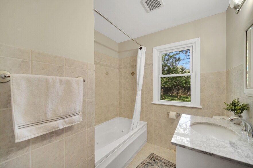 Building Photo - 22W362 Hackberry Dr