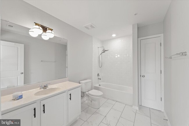 Building Photo - 5559 Trafalgar Cir