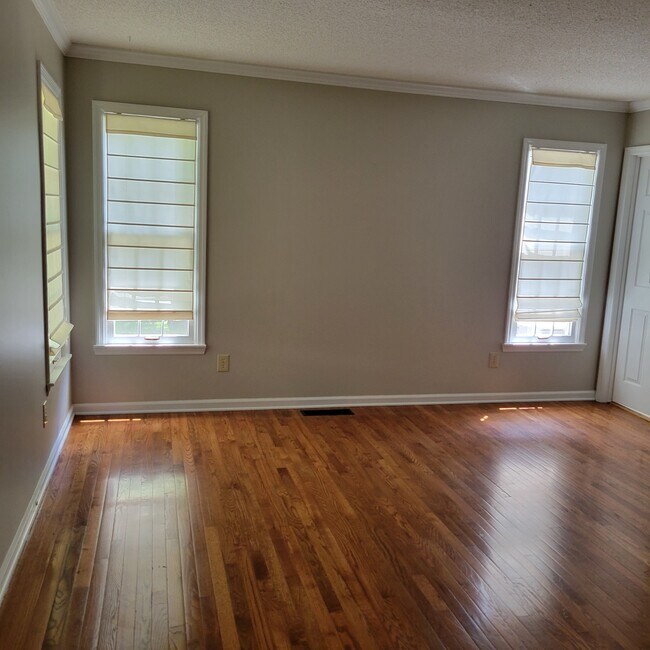 Building Photo - 110 Hilton Ln