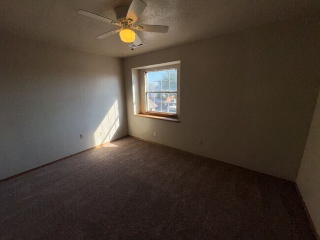 Building Photo - 4 bed 2story, 2 full baths, fenced yard, i...