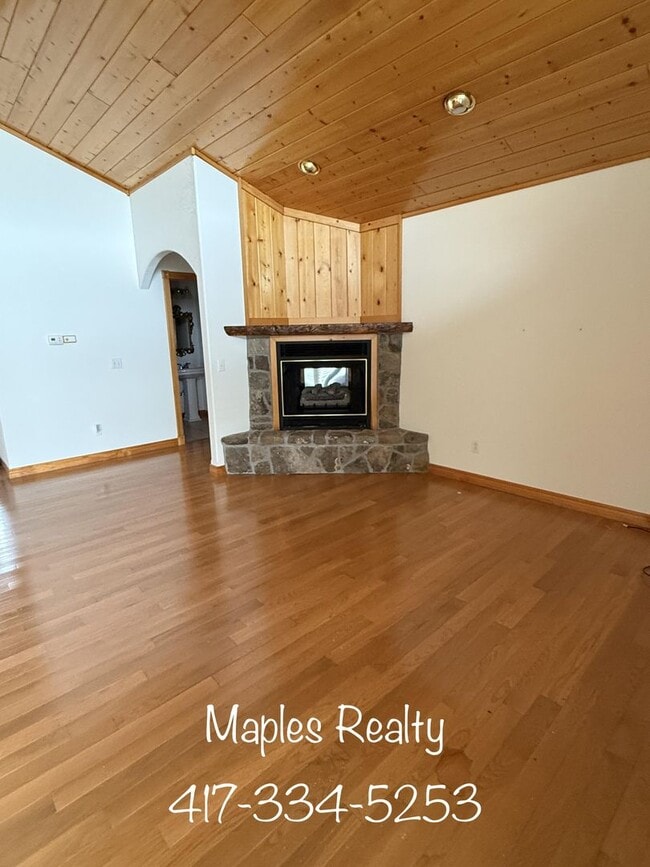 Building Photo - Executive Lake Home near Big Cedar Lodge