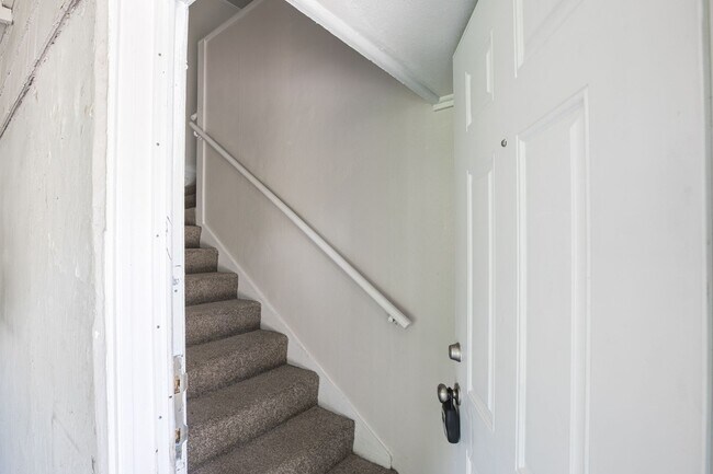 Building Photo - Spacious 3 bedroom, 1 Bathroom Upper Level Duplex Apartment