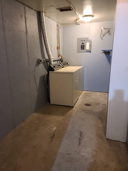 w/d hookups with w/d included - 110 Stanford Ave