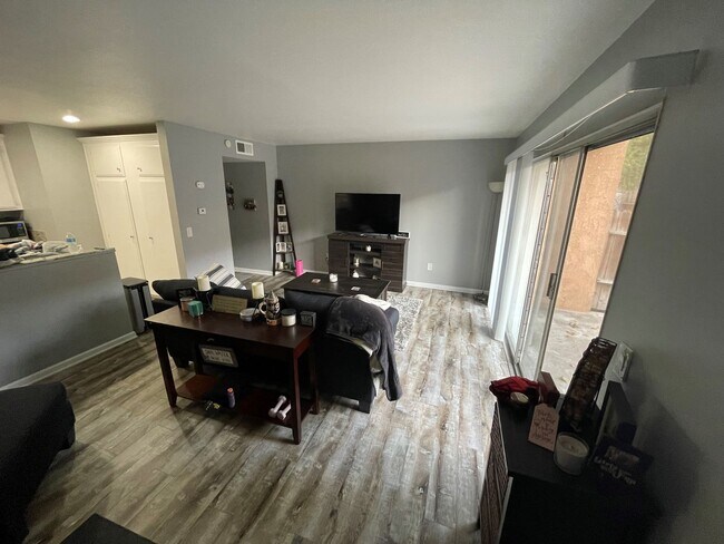 Building Photo - Amazing 1 Bedroom Huntington Beach Condo in Gated Community
