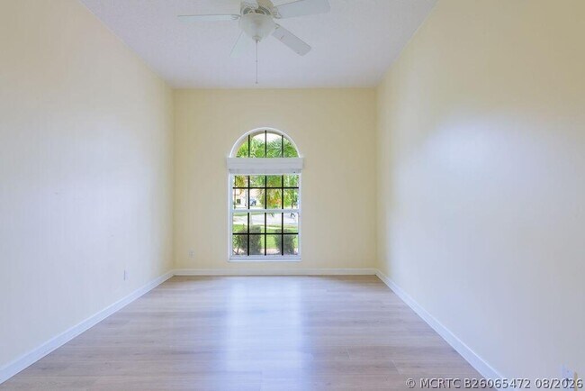 Building Photo - 546 SW New Castle Cove