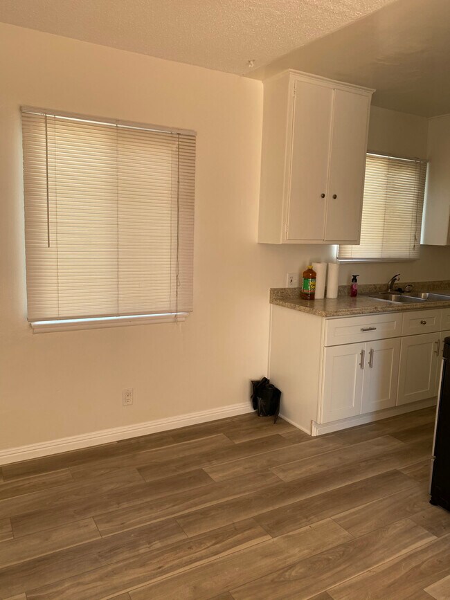 Kitchen - 545 N Hoover St