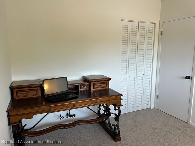 Building Photo - 2131 Lakeview Dr