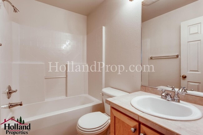 Building Photo - Experience Comfort and Style in This Elegant Murrayhill Townhome!