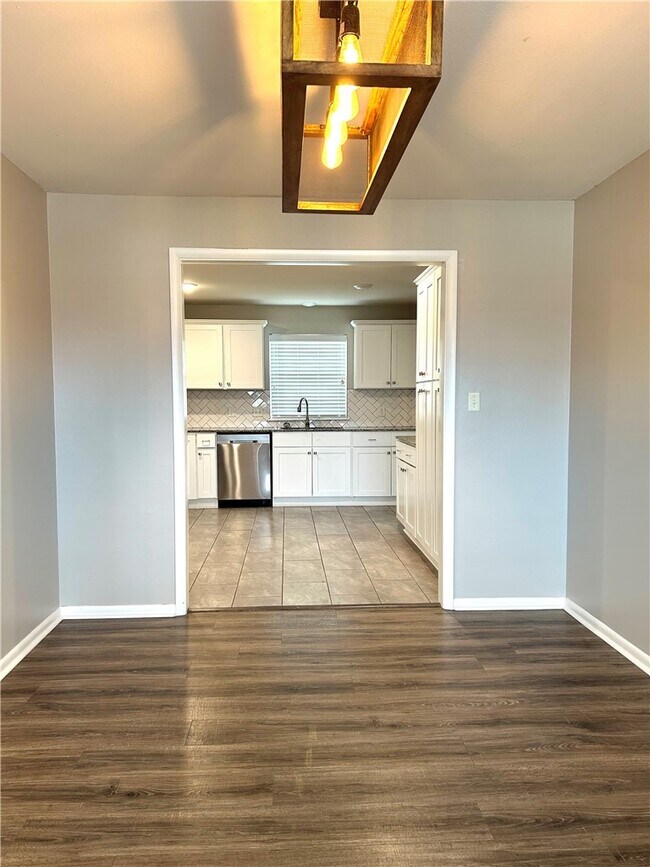 Building Photo - 301 Crestview Dr