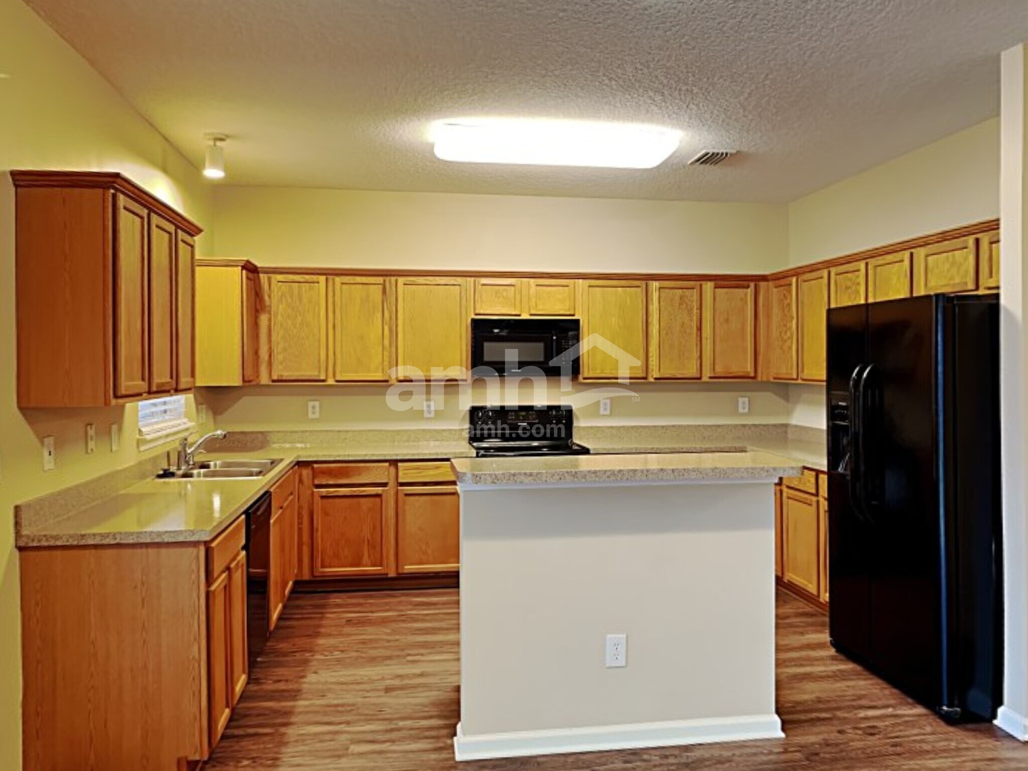 Building Photo - 456 Evergreen Way