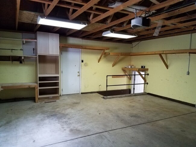 Building Photo - House For Lease