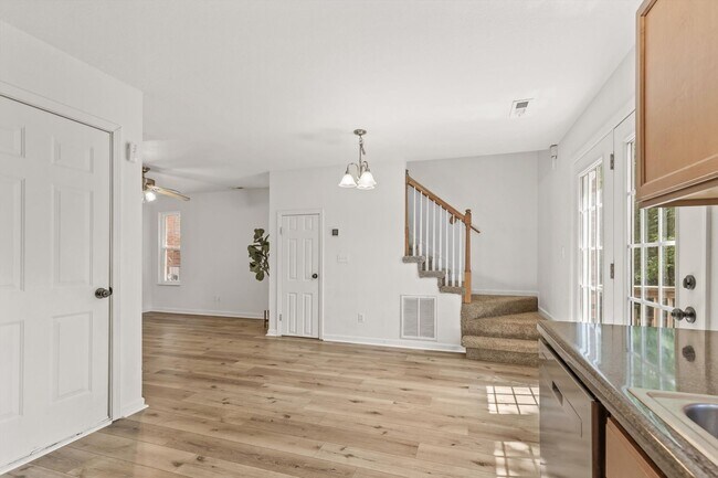 Building Photo - Knoxville 37912 - 3 bedroom, 2.5 bath all ...