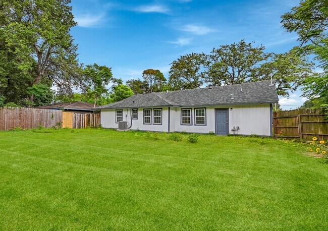 Building Photo - 5859 Flamingo Dr