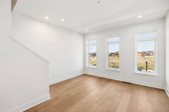 Building Photo - Reservoir District Townhome | 3 Bed + Den | 3.5 Bath | 1,800 Sf | Large Private Rooftop Deck & Ba...