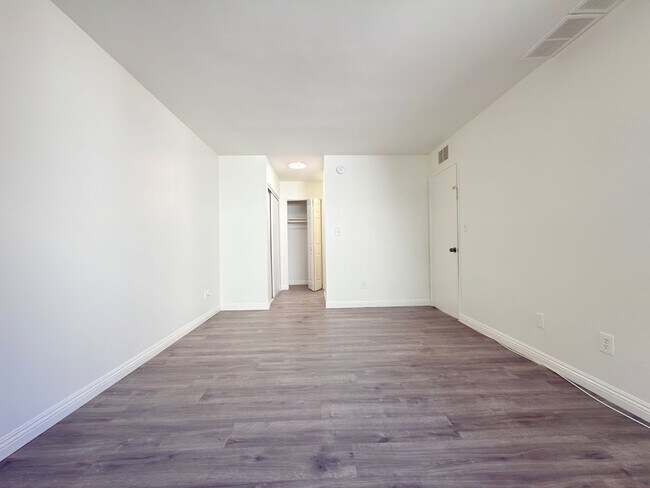 Building Photo - Updated 2Bed/ 2Bath in Canoga Park