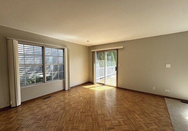 Building Photo - 1604 Estate Cir